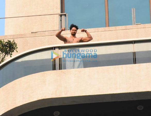 photos tiger shroff spotted at his balcony 4