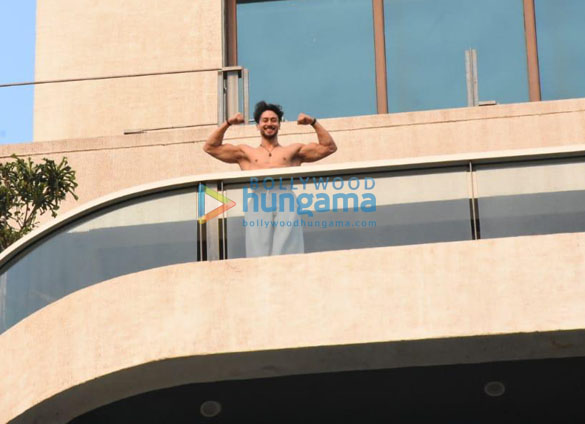 photos tiger shroff spotted at his balcony 5