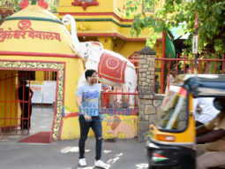 Photos: Tusshar Kapoor snapped at the Shani Temple in Juhu