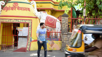 Photos: Tusshar Kapoor snapped at the Shani Temple in Juhu