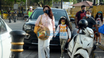 Photos: Twinkle Khanna snapped with her daughter Nitara Kumar at Gateway Of India