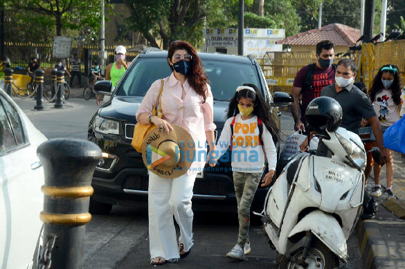 photos twinkle khanna snapped with her daughter nitara kumar at gateway of india 1