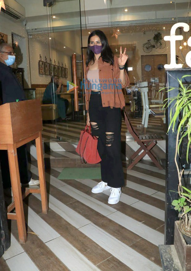 Rakul Preet Singh pairs her casuals with luxury Chanel tote bag worth Rs. 2.6 lakhs Rakul Preet Singh pairs her casuals with luxury Chanel tote bag worth Rs. 2.6 lakhs