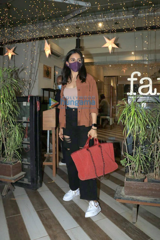 Rakul Preet Singh pairs her casuals with luxury Chanel tote bag worth Rs. 2.6 lakhs Rakul Preet Singh pairs her casuals with luxury Chanel tote bag worth Rs. 2.6 lakhs