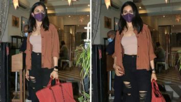 Rakul Preet Singh pairs her casuals with luxury Chanel tote bag worth Rs. 2.6 lakhs Rakul Preet Singh pairs her casuals with luxury Chanel tote bag worth Rs. 2.6 lakhs