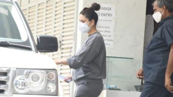 Saif Ali Khan & Kareena Kapoor Khan spotted at a clinic in Bandra