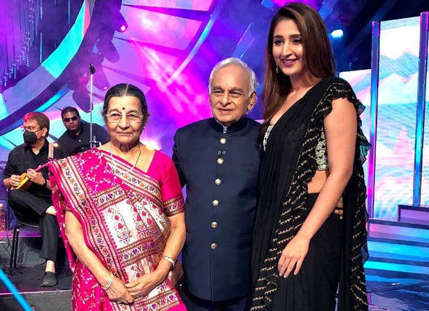 Dhvani Bhanushali meets her idol veteran composer Anandji on the sets of Indian Idol 12