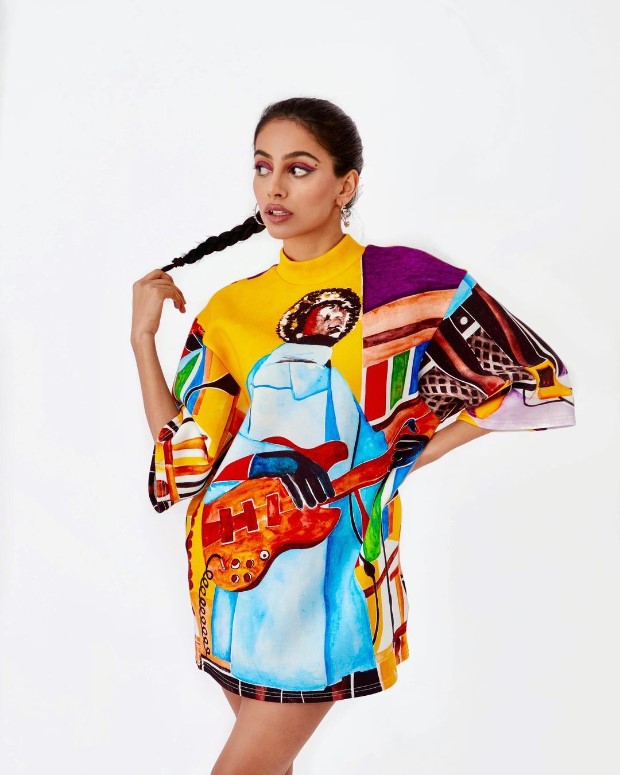 Banita Sandhu dons vibrant printed shirt dress worth Rs. 30,000; follows with latest flip flop trend Banita Sandhu dons vibrant printed shirt dress worth Rs. 30,000; follows with latest flip flop trend