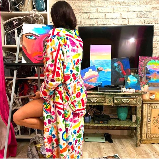 Janhvi Kapoor posts pictures while painting; her printed robe definitely adds quirky element Janhvi Kapoor posts pictures while painting; her printed robe definitely adds quirky element