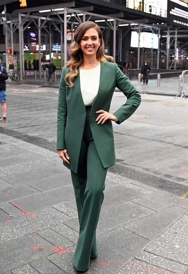 Jessica Alba dons emerald green pantsuit; her company Honest Co. valued near $2 billion in market debut