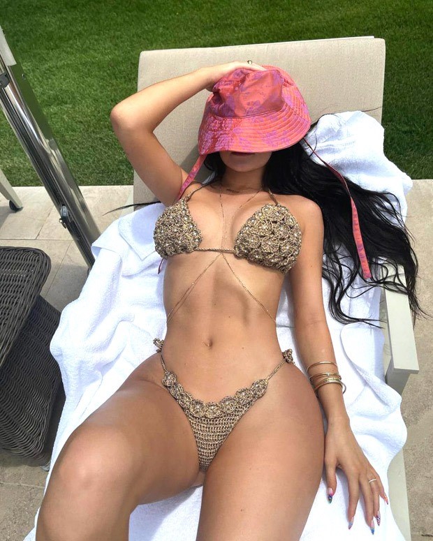 Sexey Escuret Englishvideo - Kylie Jenner flaunts her curves in sexy gold knitted bikini : Bollywood  News - Bollywood Hungama