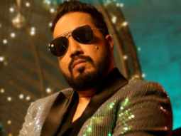 Mika Singh offers monetary help to needy people while cycling