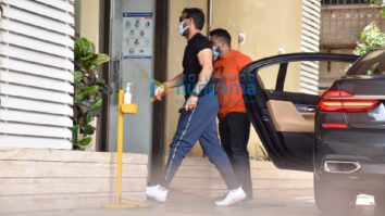 Photos: Ajay Devgn snapped in Juhu