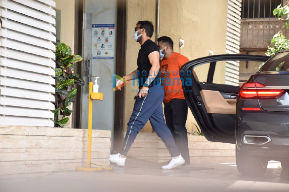 photos ajay devgn snapped in juhu 1 4