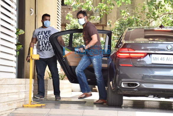 photos ajay devgn snapped in juhu 1 3