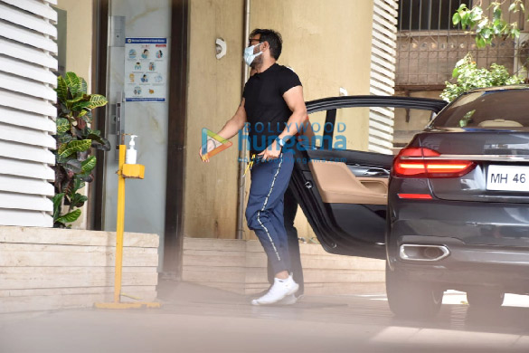 photos ajay devgn snapped in juhu 2 4