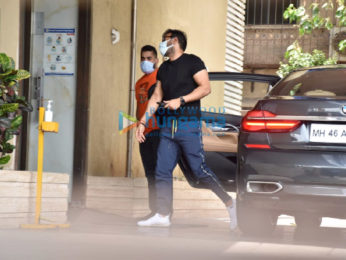 Photos: Ajay Devgn snapped in Juhu