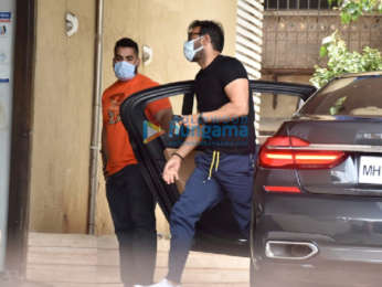 Photos: Ajay Devgn snapped in Juhu