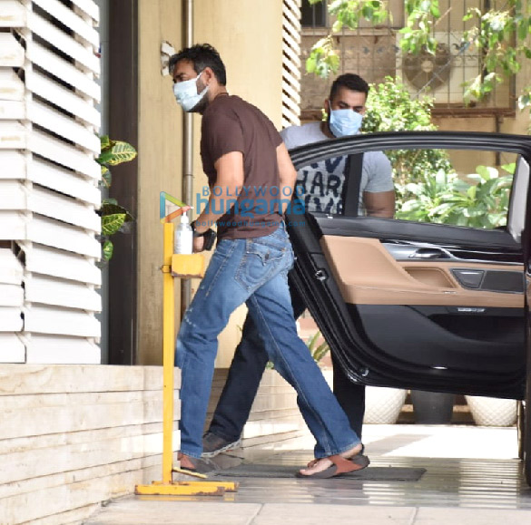 photos ajay devgn snapped in juhu 4