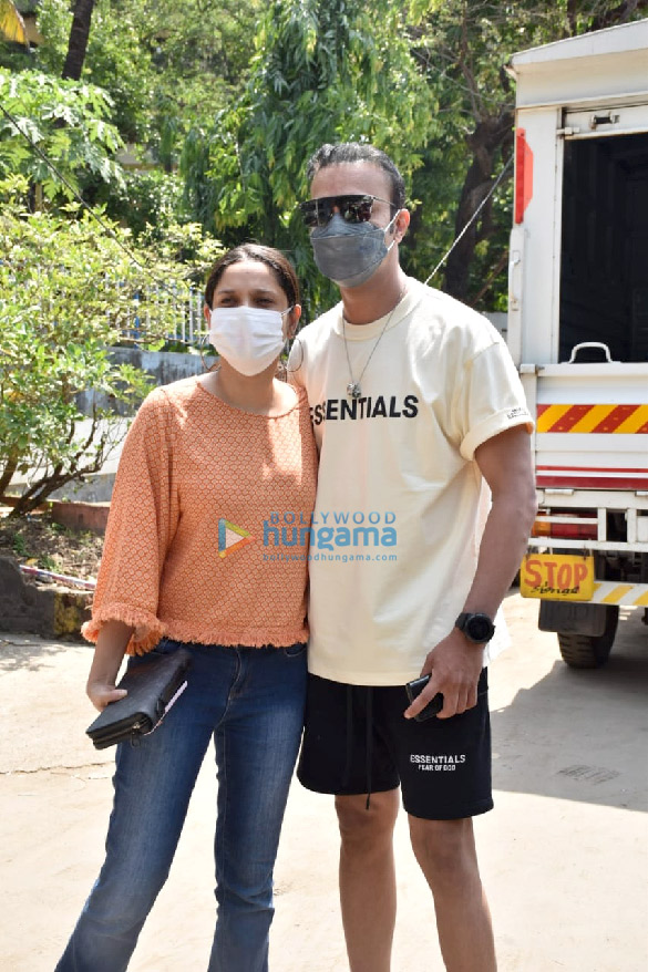 photos ankita lokhande spotted with boyfriend vicky jain in juhu 1