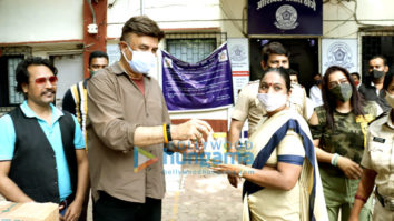 Photos: Anu Malik, Ekta Jain and Kailash Masoom snapped distributing hand sanitisers to Mumbai Police