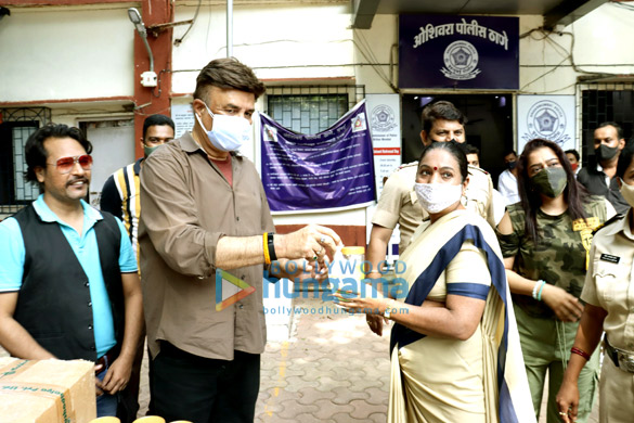 Photos: Anu Malik, Ekta Jain and Kailash Masoom snapped distributing hand sanitisers to Mumbai Police Photos: Anu Malik, Ekta Jain and Kailash Masoom snapped distributing hand sanitisers to Mumbai Police