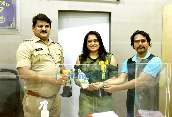 photos anu malik ekta jain and kailash masoom snapped distributing hand sanitisers to mumbai police 3