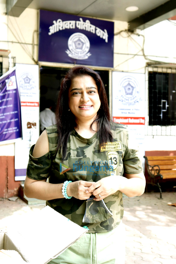 photos anu malik ekta jain and kailash masoom snapped distributing hand sanitisers to mumbai police 6
