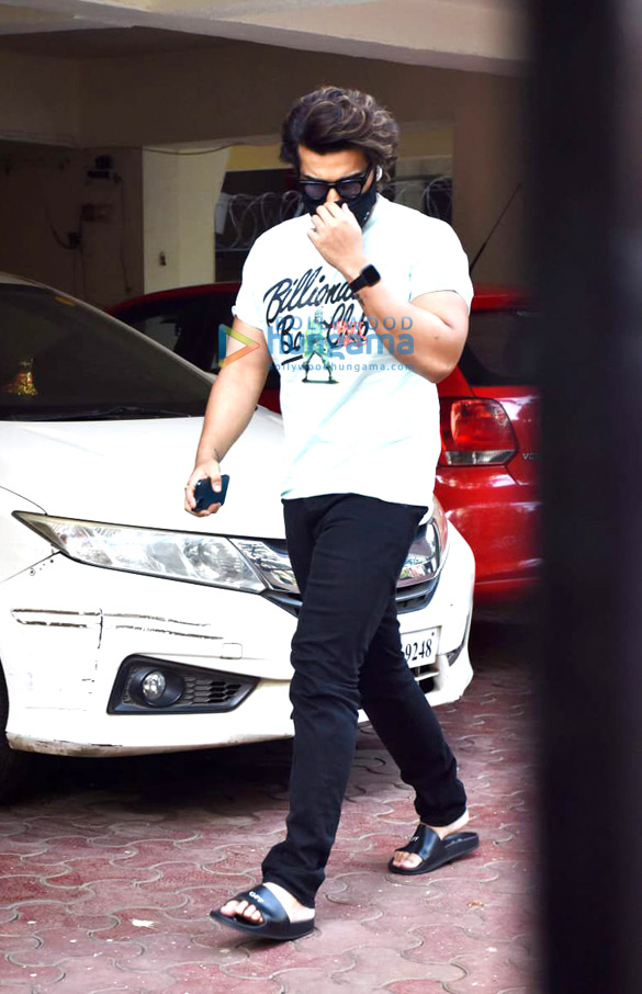 Photos: Arjun Kapoor snapped in Juhu Photos: Arjun Kapoor snapped in Juhu
