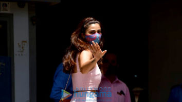 Photos: Daisy Shah snapped at Kohinoor centre for COVID-19 vaccination