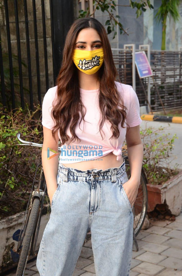 Photos: Disha Parmar spotted in Andheri Photos: Disha Parmar spotted in Andheri