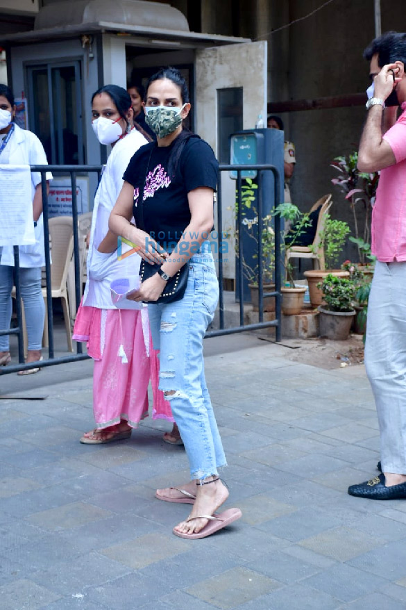 photos esha deol spotted at dadar vaccination centre with husband bharat takhtani 1