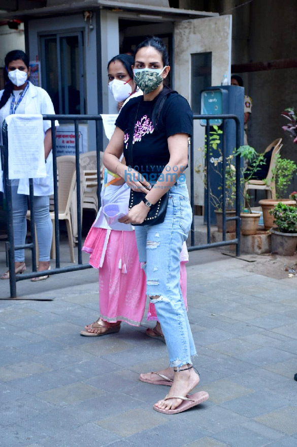 photos esha deol spotted at dadar vaccination centre with husband bharat takhtani 2