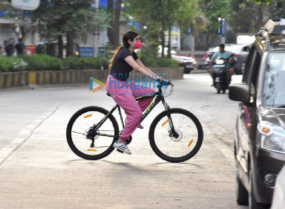 photos janhvi kapoor and khushi kapoor snapped cycling in lokhandwala 1
