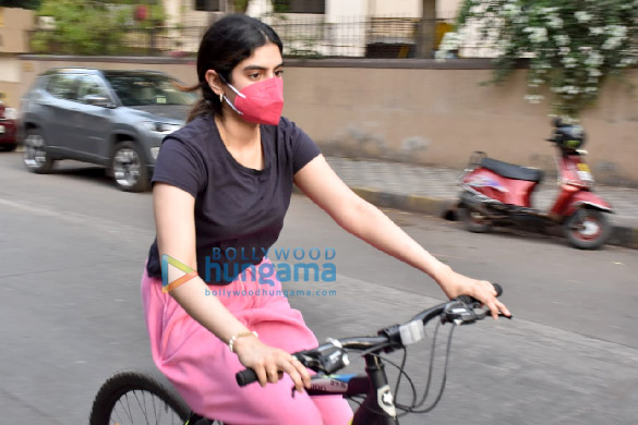 photos janhvi kapoor and khushi kapoor snapped cycling in lokhandwala 2
