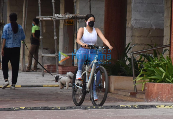photos janhvi kapoor and khushi kapoor snapped cycling in lokhandwala 3 2