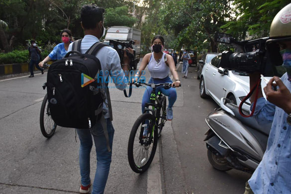 photos janhvi kapoor and khushi kapoor snapped cycling in lokhandwala 4 2