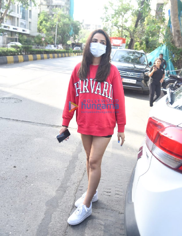 photos jasmin bhasin snapped at a cafe in juhu 4