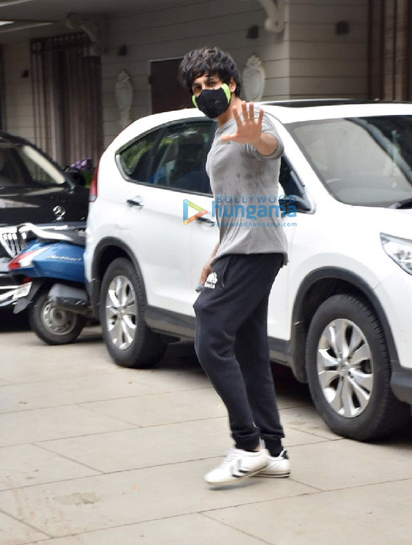 Photos: Kartik Aaryan spotted at Murad Khetani’s house in Juhu Photos: Kartik Aaryan spotted at Murad Khetani’s house in Juhu