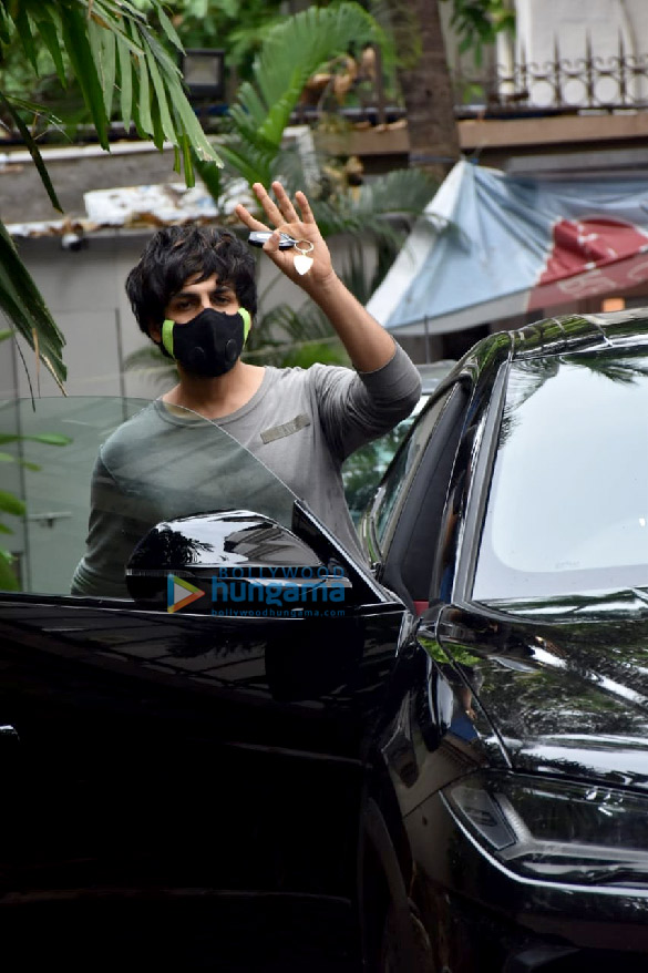 photos kartik aaryan spotted at murad khetanis house in juhu 4