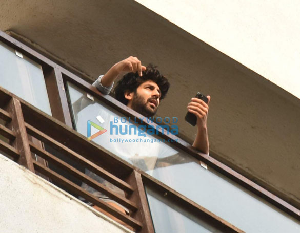 photos kartik aaryan spotted at his balcony in juhu 1