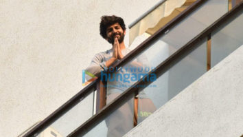 Photos: Kartik Aaryan spotted at his balcony in Juhu
