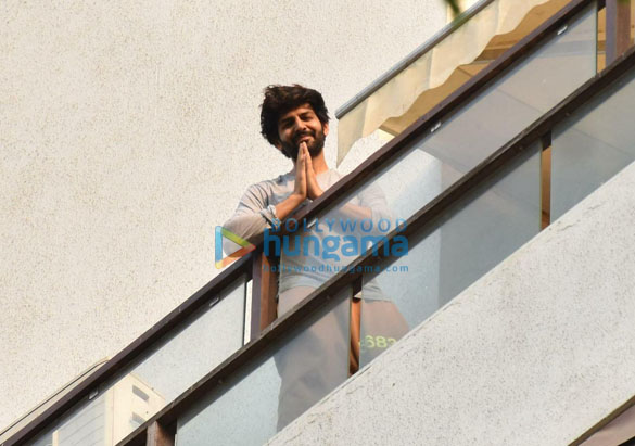 Photos: Kartik Aaryan spotted at his balcony in Juhu Photos: Kartik Aaryan spotted at his balcony in Juhu