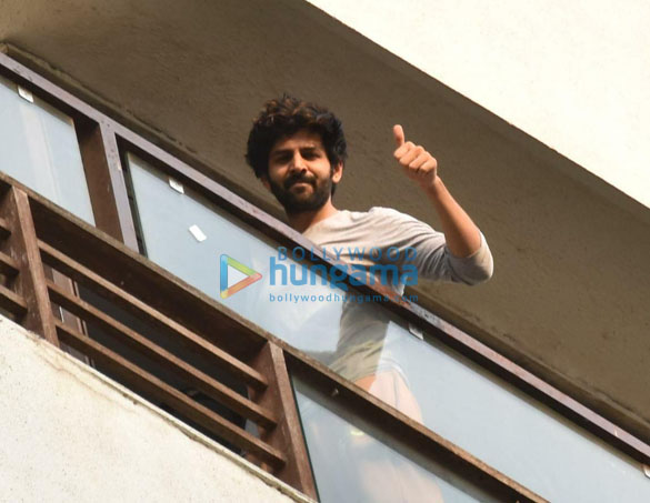 photos kartik aaryan spotted at his balcony in juhu 4