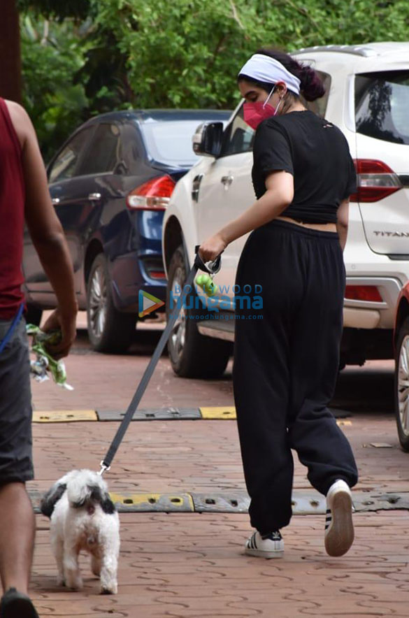 photos khushi kapoor snapped with her dog in lokhandwala 5