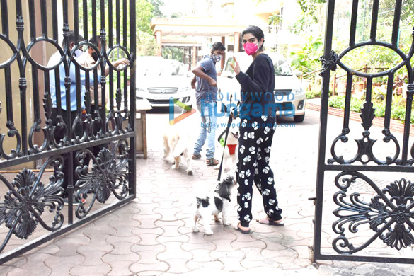 Photos Khushi Kapoor snapped with her pet in Lokhandwala (1)