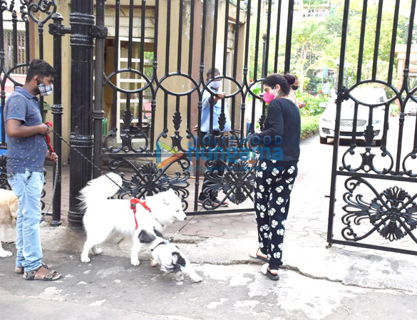 Photos Khushi Kapoor snapped with her pet in Lokhandwala (2)