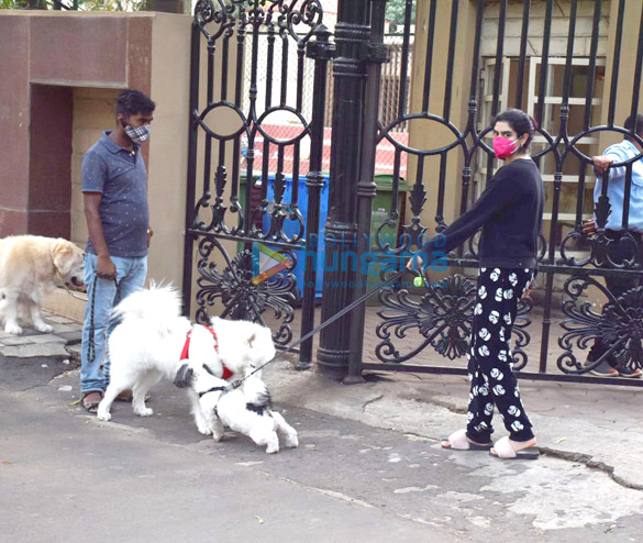 Photos Khushi Kapoor snapped with her pet in Lokhandwala (3)
