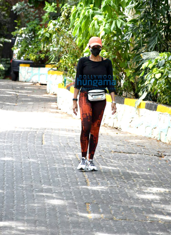 photos mandira bedi snapped in bandra 4