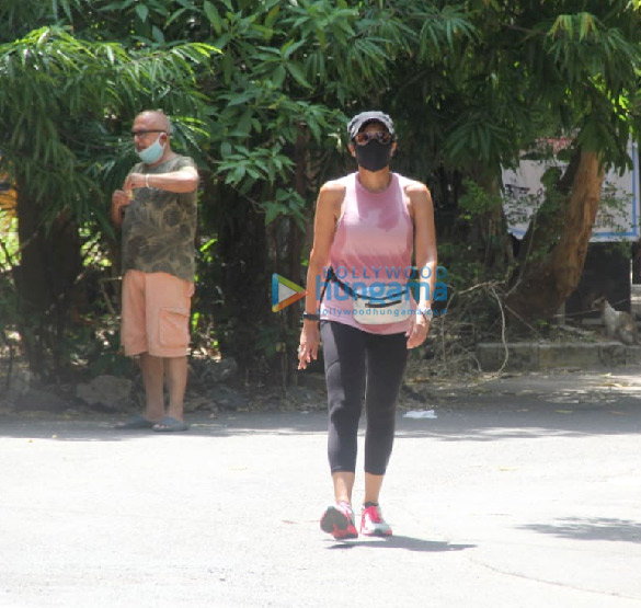 photos mandira bedi spotted in bandra 3